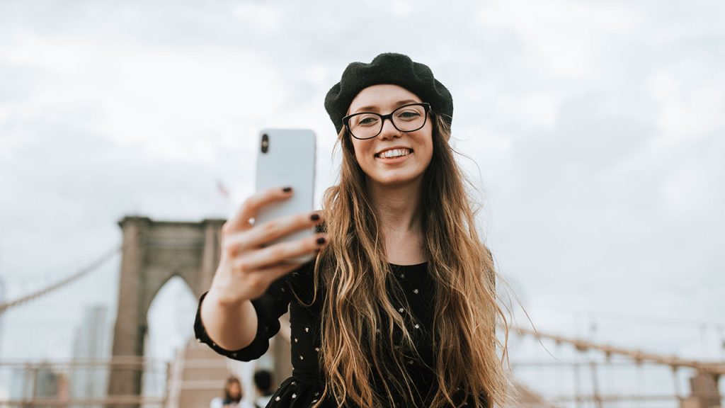 Νέα έρευνα: Τι σημαίνει για το χαρακτήρα σας αν βγάζετε πολλές selfies;