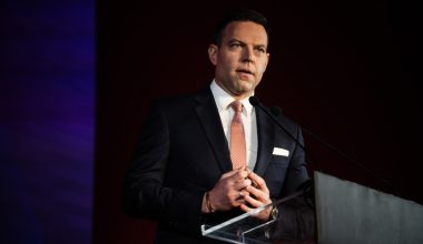 «Πυρά» Σ.Κασσελάκη κατά Α.Τσίπρα: «Ας ονομάσει το κόμμα του “Κίνημα Novartis”»