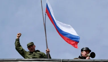 Ρώσοι στρατιώτες ύψωσαν τη ρωσική σημαία στο Μποντάρνογιε στην περιφέρεια Ντόνετσκ (φωτο)