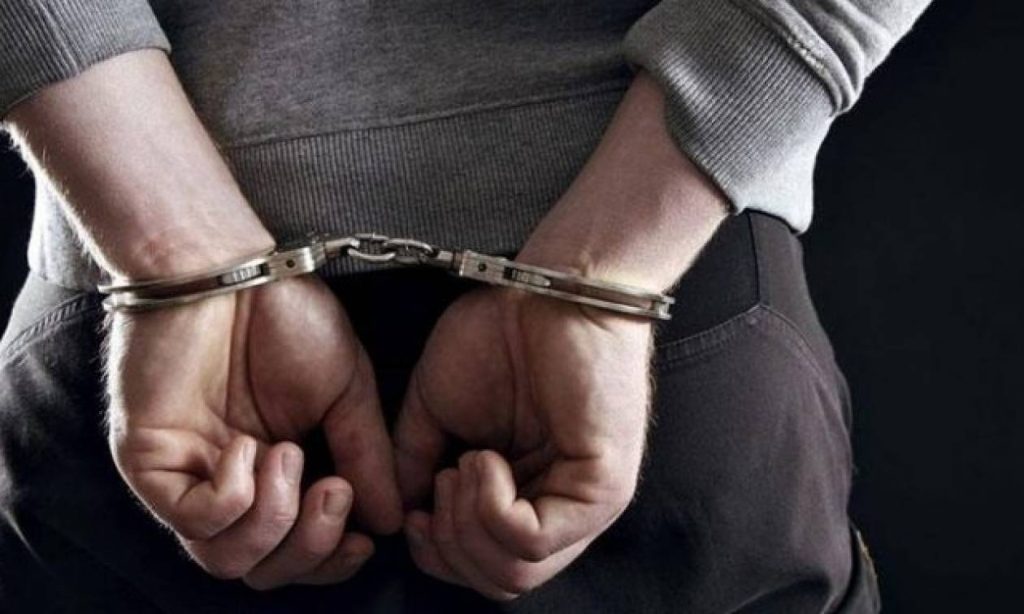 Τρίκαλα: Xειροπέδες σε τρία άτομα για πώληση τσιγάρων σε ανήλικους