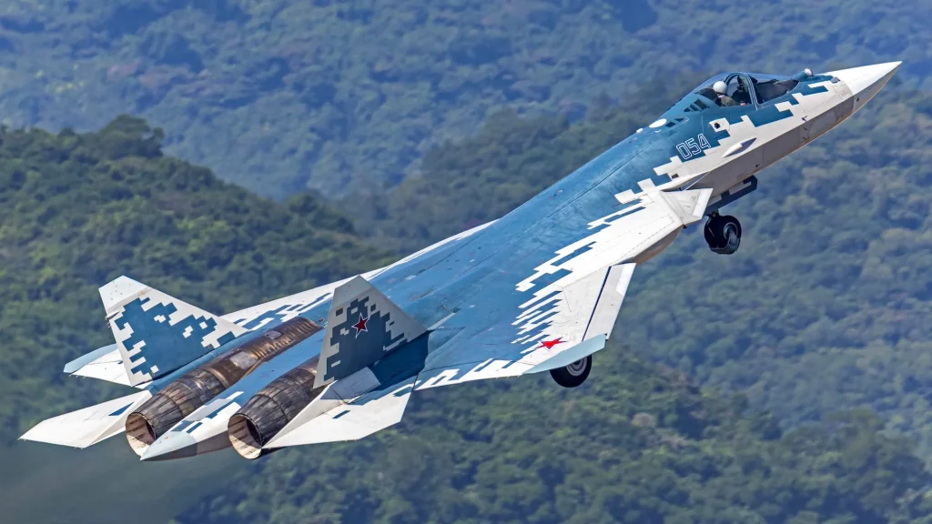 Εμφανίστηκαν τα πρώτα Su-57E στην Αλγερία – Θα βρεθούν απέναντι στα δυτικά μαχητικά