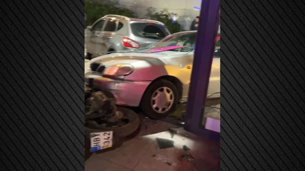 Αφού παρέσυρε μηχανή κατέληξε μέσα σε ίντερνετ-καφέ στον Άγιο Δημήτριο (βίντεο)