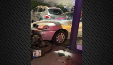 Αφού παρέσυρε μηχανή κατέληξε μέσα σε ίντερνετ-καφέ στον Άγιο Δημήτριο (βίντεο)