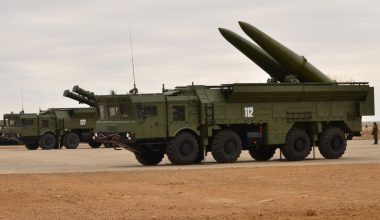 Oμοβροντία ρωσικών βαλλιστικών πυραύλων Iskander έπληξε την αεροπορική βάση Vasylki δυτικά του Κιέβου