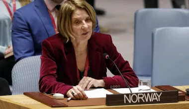 Το σκάνδαλο Επστάιν σκεπάζει και τη Νορβηγία: Μέτα τον πρώην πρωθυπουργό στο στόχαστρο και Νορβηγίδα διπλωμάτης