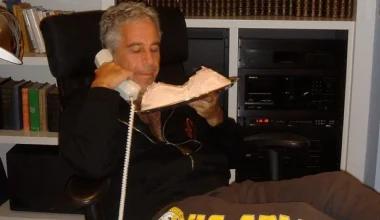 Τ.Επστάιν: Στη δημοσιότητα «αινιγματικό» email – Τον προειδοποιούσε για την έναρξη του Γ’ Παγκοσμίου Πολέμου