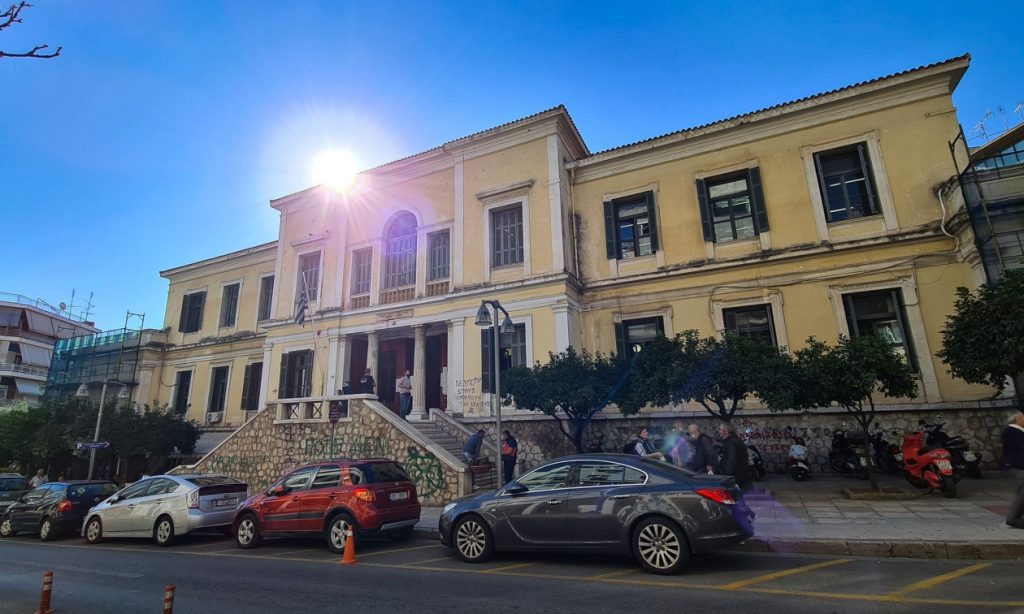 Λαμία: Παιδί 10 ετών με αυτισμό εγκαταλείφθηκε από τη μητέρα του στα δικαστήρια!