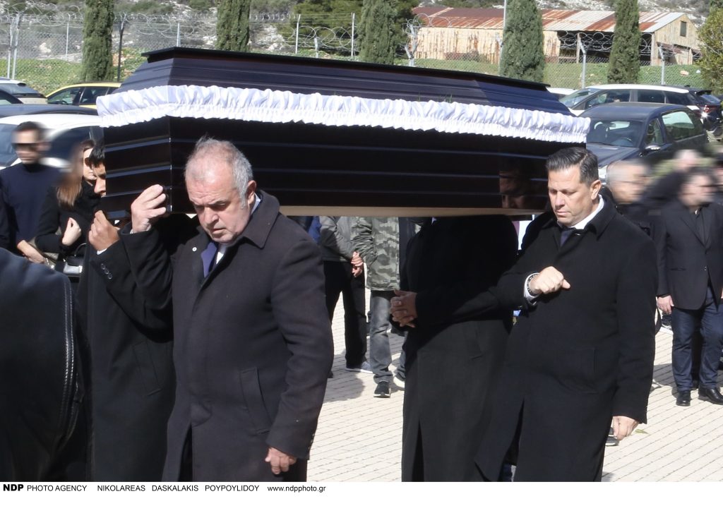 Πλήθος κόσμου για το τελευταίο «αντίο» στον Λάκη Ραπτάκη στο Νέο Νεκροταφείο Γλυφάδας (φώτο)