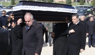 Πλήθος κόσμου για το τελευταίο «αντίο» στον Λάκη Ραπτάκη στο Νέο Νεκροταφείο Γλυφάδας (φώτο)