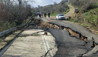 «Κόπηκε» στα δύο η Πατρών – Τριπόλεως λόγω της καθίζησης: Οι κάτοικοι μεταφέρουν με τα πόδια τρόφιμα