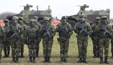 Mέλη των ειδικών δυνάμεων της Σερβίας φιλούν ορθόδοξη εικόνα πριν από διαγωνισμό βολής στα ΗΑΕ (φωτο)