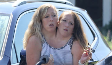 Abby και Brittany Hensel: Οι 35χρονες σιαμαίες εθεάθησαν να μεταφέρουν ένα νεογέννητο μωρό – Η απάντησή τους (φώτο)