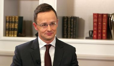 Ούγγρος ΥΠΕΞ: «Οι Δυτικοί ηγέτες ακολουθούν τον Ζελένσκι σαν νταντάδες»