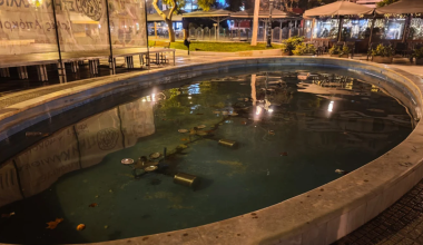 Καλλιθέα: Για 40 λεπτά έκαναν ΚΑΡΠΑ στο κορίτσι που έπεσε στο σιντριβάνι – Συνελήφθησαν οι γονείς