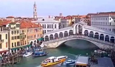 Βενετία: Ταχύπλοο συγκρούστηκε με γόνδολες και χτύπησε στη γέφυρα του Ριάλτο – 9 άτομα έπεσαν στο νερό (βίντεο)