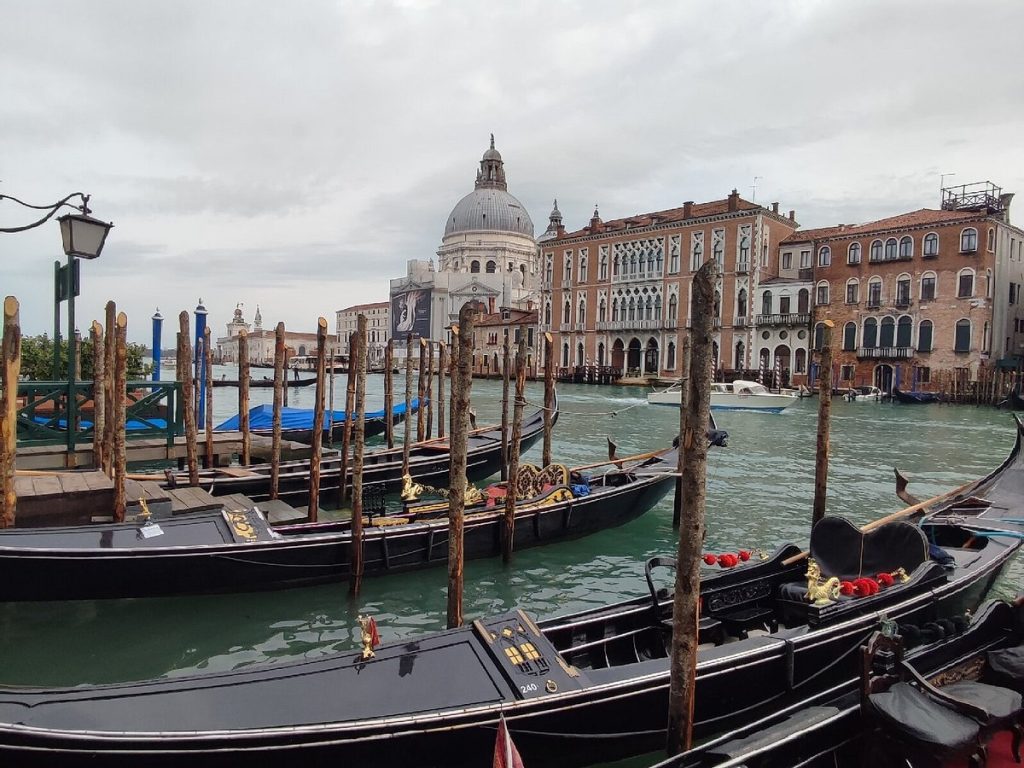 Βενετία: Ταχύπλοο συγκρούστηκε με γόνδολες και χτύπησε στη γέφυρα του Ριάλτο! (βίντεο)