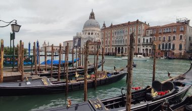 Βενετία: Ταχύπλοο συγκρούστηκε με γόνδολες και χτύπησε στη γέφυρα του Ριάλτο! (βίντεο)