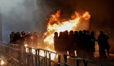 Αλβανία: Σοβαρά επεισόδια μεταξύ διαδηλωτών και αστυνομικών δυνάμεων – Ζητούν την παραίτηση της αντιπροέδρου