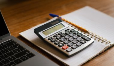 Ελεύθεροι επαγγελματίες: Δείτε πώς θα φορολογηθούν φέτος όσοι αμείβονται με «μπλοκάκι»