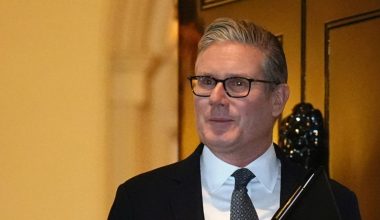 Αρνείται να παραιτηθεί ο Στάρμερ: «Υποσχέθηκα ότι θα αλλάξω τη Βρετανία και θα το κάνω»