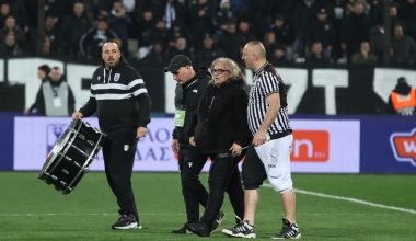 Ανατριχίλα στην Τούμπα: Η μητέρα οπαδού του ΠΑΟΚ που σκοτώθηκε στη Ρουμανία χτύπησε το τύμπανο πριν τη σέντρα