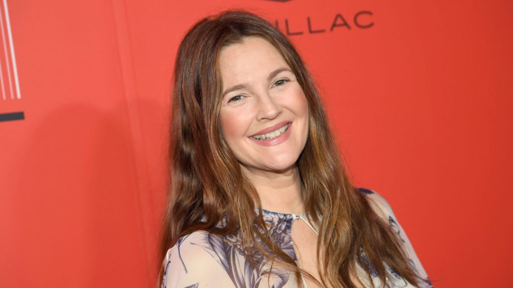 Η Ντρου Μπάριμορ «ξύπνησε» την Ελληνίδα μέσα της: Έσπασε πιάτο και φώναξε «Ώπα» (βίντεο)