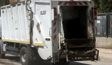 Τροχαίο ατύχημα στην Περιφερειακή Αιγάλεω: Εξετράπη της πορείας του απορριμματοφόρο