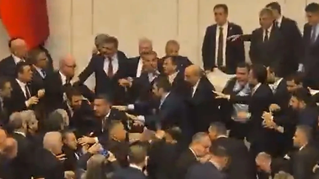 Άγριο ξύλο μεταξύ βουλευτών στην τουρκική βουλή κατά την ορκωμοσία των νέων υπουργών Δικαιοσύνης και Εσωτερικών