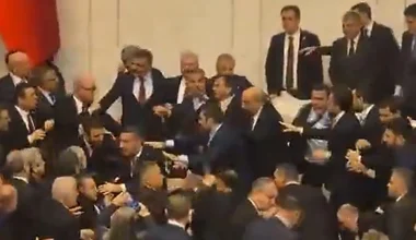 Άγριο ξύλο μεταξύ βουλευτών στην τουρκική βουλή κατά την ορκωμοσία των νέων υπουργών Δικαιοσύνης και Εσωτερικών