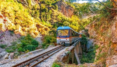 Ακινητοποιήθηκαν δύο τρένα στον Οδοντωτό στα Καλάβρυτα με 77 επιβάτες!