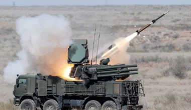 Bίντεο: Ρωσικό σύστημα αεράμυνας Pantsir-S εντοπίζει ουκρανικό drone και το καταρρίπτει με στοχευμένη βολή