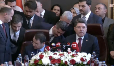 Τουρκία: Απρόοπτο στην τελετή παράδοσης-παραλαβής στο υπ.Δικαιοσύνης – Χάλασε η καρέκλα του Α.Γκιουρλέκ (βίντεο)