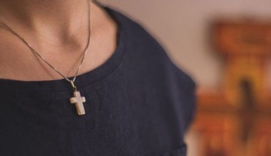 Θύμα ληστείας 23χρονη μέσα σε λεωφορείο στον Πειραιά: Ρομά της άρπαξαν τη χρυσή αλυσίδα με το σταυρό