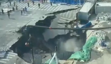 Κίνα: Η στιγμή που τεράστια καθίζηση «καταπίνει» δρόμο στη Σανγκάη (βίντεο)