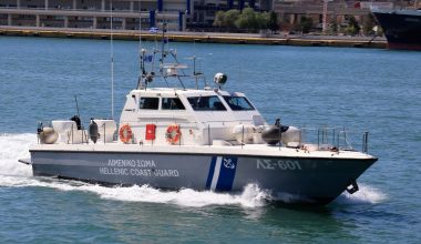 Ελαφόνησος: Θαλαμηγός με τέσσερις επιβαίνοντες προσέκρουσε με σφοδρότητα στα βράχια και διαλύθηκε