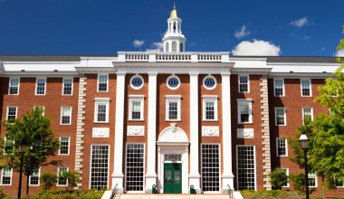 Η κυβέρνηση Τραμπ μηνύει το Χάρβαρντ για έγγραφα σχετικά με τις εισαγωγές στο πανεπιστήμιο