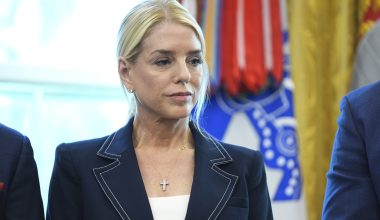 Αμερικανοί βουλευτές κατηγορούν το υπουργείο Δικαιοσύνης ότι «κατασκοπεύει» τις έρευνες στα αρχεία του Έπσταϊν