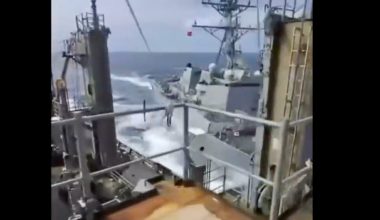 Η στιγμή της σύγκρουσης του αντιτορπιλικού USS Truxtun με πλοίο υποστήριξης στην Καραϊβική (βίντεο)