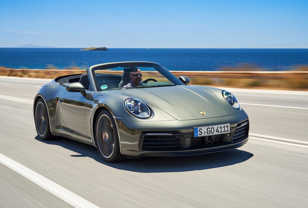 Τι δώρο θα κάνετε για την Ημέρα του Αγίου Βαλεντίνου; Στο Κίεβο τυλίγουν με φιόγκο Porsche (βίντεο)