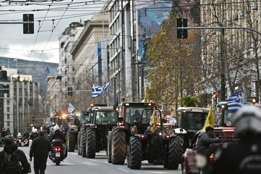 Στο Σύνταγμα οι αγρότες και τα τρακτέρ: «Ο πρωθυπουργός πήγε στην Τουρκία για να φέρει εισαγωγές – Κοροϊδία»