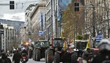 Έφτασαν στο Σύνταγμα οι αγρότες και τα τρακτέρ – Με χειροκροτήματα και καπνογόνα
