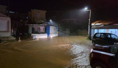 Σφοδρές βροχοπτώσεις σε Χίο και Κρήτη: Πλημμύρισαν δρόμοι και σημειώθηκαν κατολισθήσεις – Δείτε εικόνες