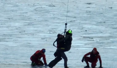 Νέα Υόρκη: Διέσωζαν πολίτες με ελικόπτερο από παγωμένη λίμνη (βίντεο)