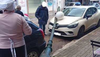 Νέα Μάκρη: Κολώνα φωτισμού έπεσε επάνω σε αυτοκίνητο – Περαστικός γλύτωσε από τύχη