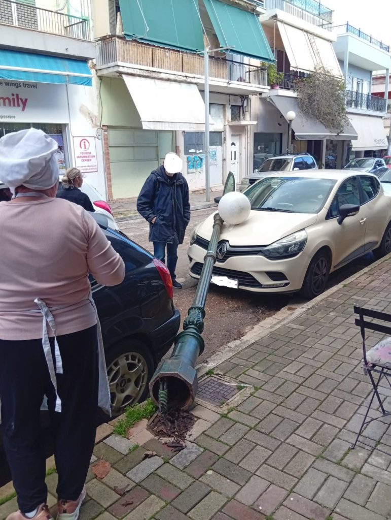 Νέα Μάκρη: Κολώνα φωτισμού έπεσε επάνω σε αυτοκίνητο – Περαστικός γλύτωσε από τύχη
