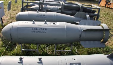 Με τις βόμβες υποπυρομαχικών OFZAB-500 χτυπούν τα ουκρανικά χαρακώματα οι Ρώσοι