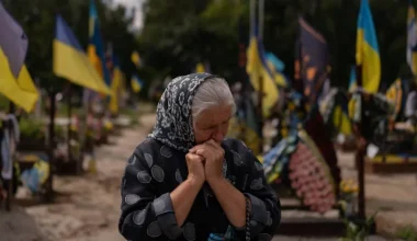 Βίντεο: Ουκρανή ηλικιωμένη αρνείται να εκκενώσει το Παβλόγκραντ και επαινεί τον Β.Πούτιν