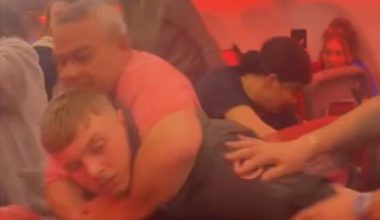 «Πιάστηκαν στα χέρια» σε πτήση από Τουρκία προς Μάντσεστερ – «Αίμα στα καθίσματα, δόντια στο πάτωμα» (βίντεο)