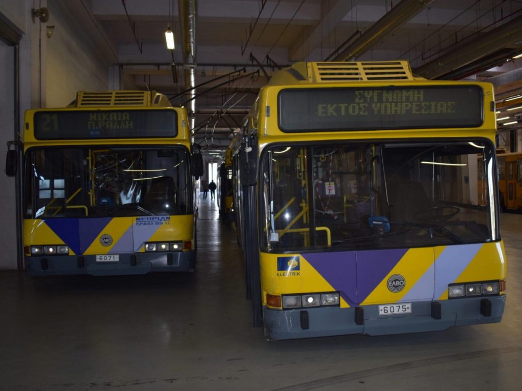 Τρόλεϊ έπεσε σε πολυκατοικία στα Πετράλωνα