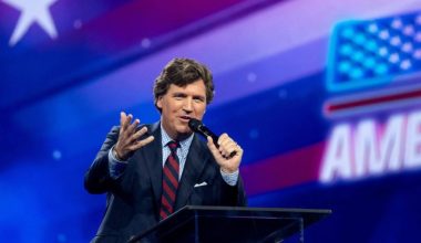 Τάκερ Κάρλσον: «Στην Βρετανία το 2023 συνέλαβαν 12.000 άτομα για ζητήματα ελευθερίας της έκφρασης»!